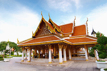 泰国建筑 拉特沙纳达瓦 洛哈普拉萨特瓷砖日子吸引力景点黄色阳光晴天房顶旅游胜地图片