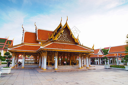 泰国建筑 拉特沙纳达瓦 洛哈普拉萨特瓦片晴天寺庙日子吸引力黄色房顶胜地瓷砖阳光图片