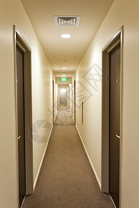 长走廊 有旅馆房间门和出境标志天花板大厅建筑通道指示牌灯光房子入口木头地面图片