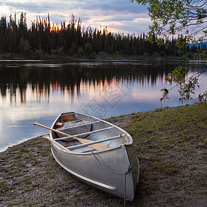 加拿大育空Teslin河的日落天空和独木舟森林旅行娱乐支撑领土闲暇反射假期地区溪流图片