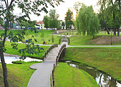 木林桥在溪流上长椅人行道叶子活动木头场景花园太阳城市建筑学图片