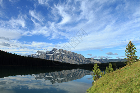 双杰克湖中反射的山丘晴天高山森林树木天空太阳顶峰首脑阳光旅游图片