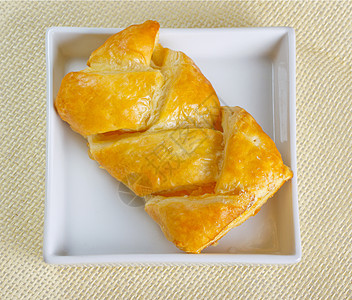三角午餐面团桌子脆皮糕点黄油食物新月羊角传统图片