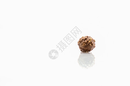 巧克力球在白色背景和反射上分离出来礼物烹饪坚果甜食营养糖果美食展示食物甜点图片