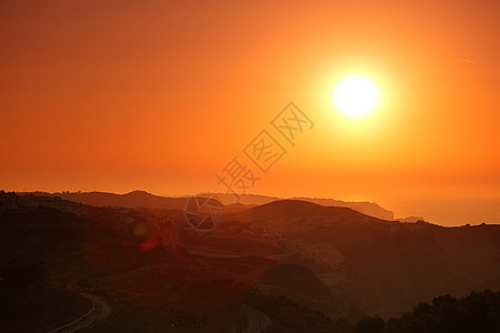 山中夏日风景与太阳天空土地阳光天气野生动物高地植物群季节公园日落图片