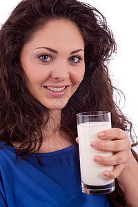 美丽的微笑的女士正在喝牛奶饮料活力饮食液体成人幸福女性早餐食物女孩图片