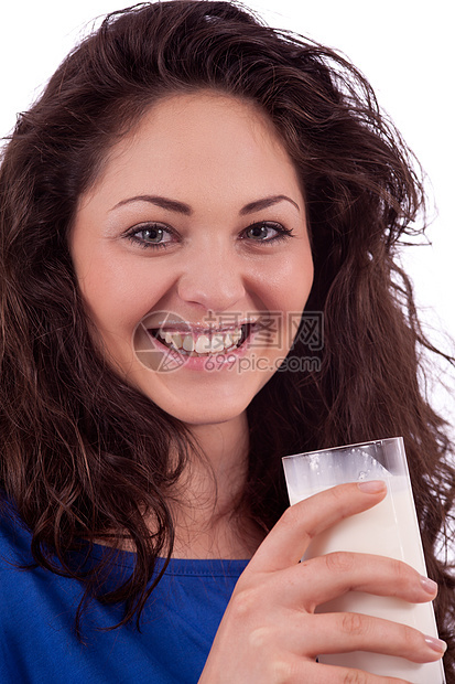 美丽的微笑的女士正在喝牛奶成人幸福食物活力液体奶制品女性产品饮食早餐图片