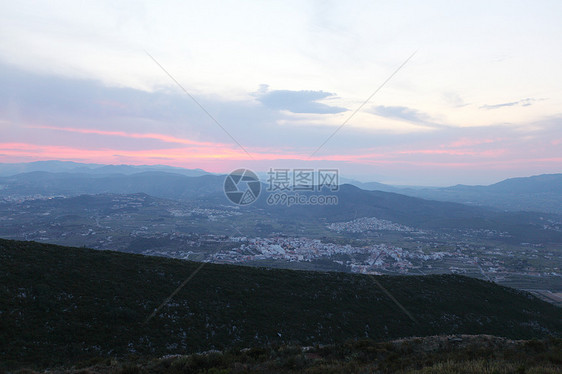 山中夏日风景与太阳天空野生动物日落公园农村阳光环境国家高地气候图片