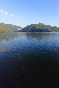 夜间湖边风景蓝色全景行人城市爬坡旅游阳光景观村庄反射图片