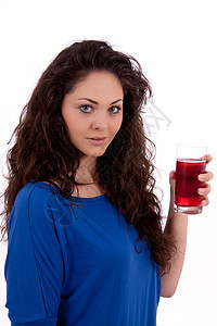 美丽的 笑着脸色的黑发美女 喝着红果汁食物饮料活力幸福享受液体女孩玻璃女士饮食图片