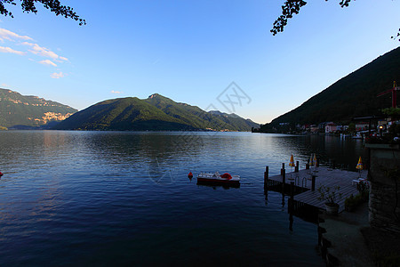 湖水湖景观天桥旅行公园城市布雷阳光村庄爬坡旅游假期图片