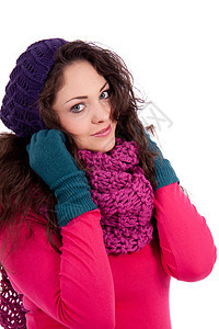 美丽的年轻微笑的年轻女孩 在冬天戴帽子和围巾衣服青年织物女性冻结女士季节手套工作室快乐图片