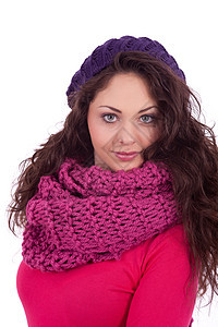 美丽的年轻微笑的年轻女孩 在冬天戴帽子和围巾成人织物衣服笑脸纺织品快乐女性手套青年时尚图片
