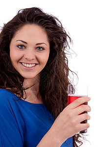 美丽的 笑着脸色的黑发美女 喝着红果汁幸福女士女性活力酒精饮料液体成人女孩玻璃图片