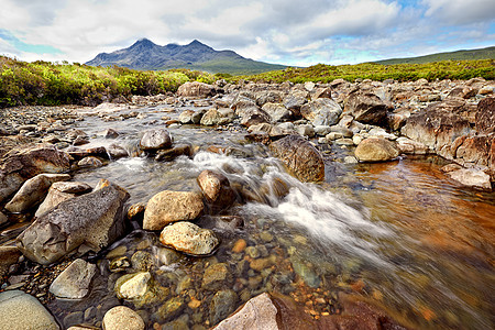 苏格兰斯凯岛黑雪林山脊旅行丘陵高地自然小岛场景顶峰岩石戏剧性爬坡图片