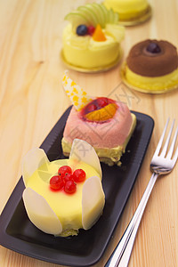 新鲜莓水果蛋糕盘子巧克力蛋糕食物面包美食甜点餐厅派对糕点图片