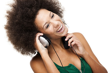 快乐的女士聆听音乐幸福手机耳机白色青少年青年享受女孩喜悦微笑图片