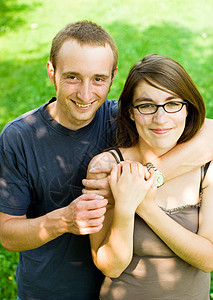 快乐的年轻夫妇公园情怀迷恋女士享受太阳男生异类恋爱微笑图片