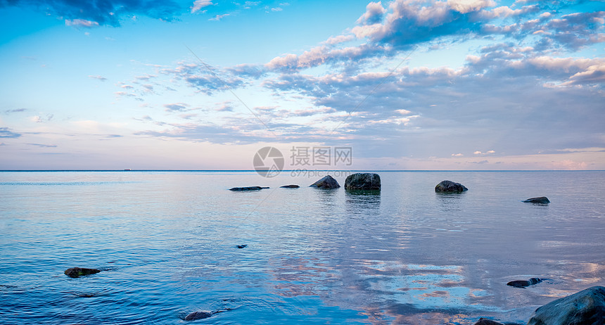 夜晚海边海岸现场与岩石图片