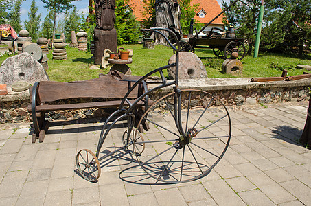 Retro 古老的生锈钢铁自行车仿造公园图片