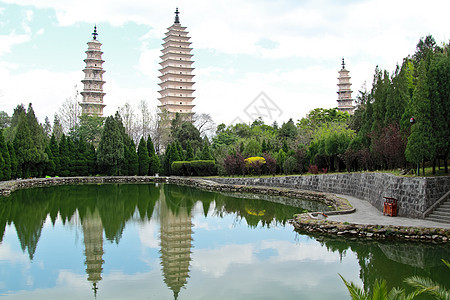 中国达利的三个塔塔仪式反射游客旅行假期宝塔王朝池塘构造天空图片