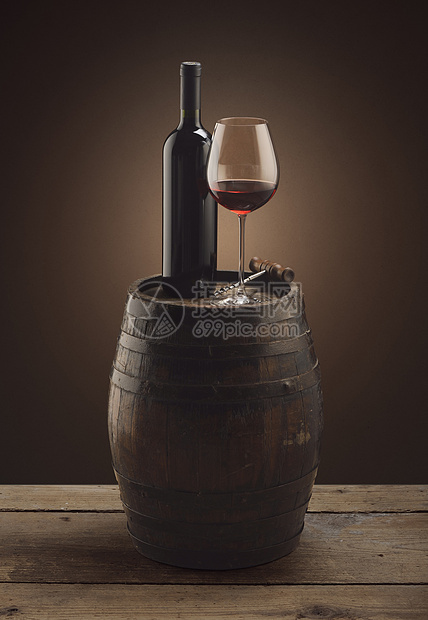 木桶上的红酒瓶和酒杯液体酒精质量静物地窖瓶子气氛木头玻璃图片