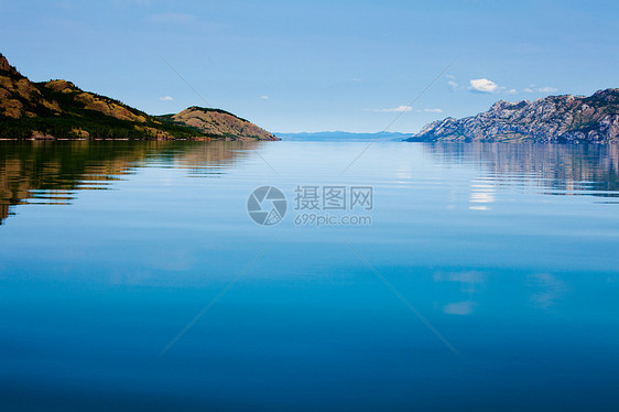 大湖Laberge湖育空的加拿大寒冷的夏季日图片