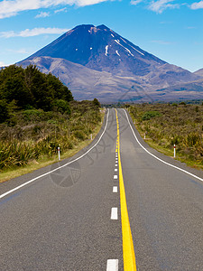 通向新西兰境内活跃火山的公路图片
