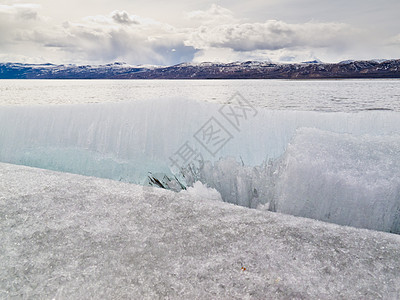 湖岸冰面融化的熔冰分解图片