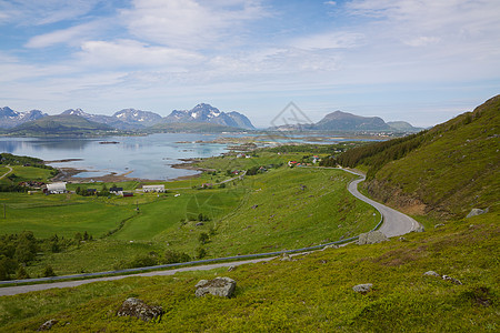 夏至节气洛福顿的夏天目的地草地村庄风景大豆旅行绿色顶峰背景