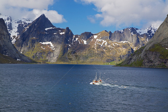 在fjord的渔船山脉大豆风景悬崖海鸥峡湾旅行顶峰钓鱼目的地图片