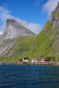 在 Lofoten 上的 Fjord顶峰村庄目的地旅行峡湾风景大豆图片