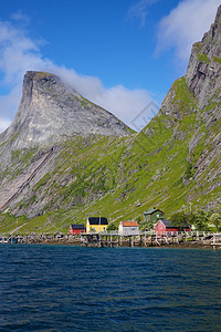 在 Lofoten 上的 Fjord顶峰村庄目的地旅行峡湾风景大豆图片