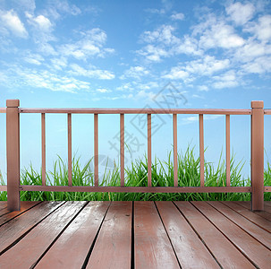 木制梯田硬木蓝色地面绿色门廊栅栏阳台建筑天空白色图片