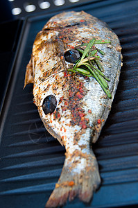 在BBQ上的Gilthead海滨食谱油炸眼睛鲷鱼营养桌子迷迭香蔬菜烘烤海鲜图片