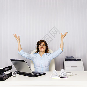 办公室的快乐女人图片