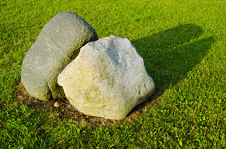 草地上两块大石头 被割草包围图片