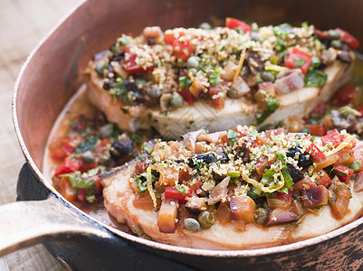 铜锅中的烤西西西里箭鱼系列摄影水平柠檬影棚视图美食鳀鱼食品面包屑图片