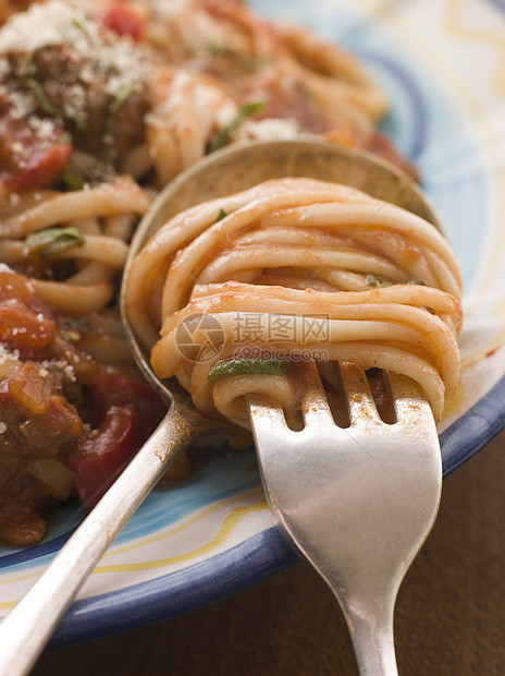 意大利面和番茄酱 扭曲在叉子上摄影厨房辣椒纺纱食物胡椒影棚用具面条勺子图片