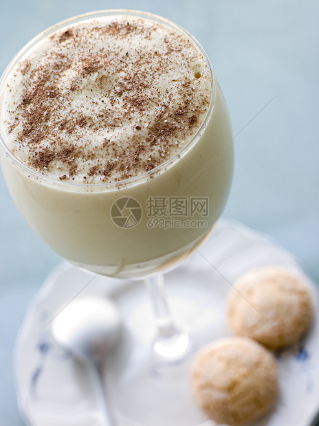 与Amaretti饼干的Zabaglione玻璃杯厨房可可甜点摄影糖果食物影棚用具刀具盘子图片