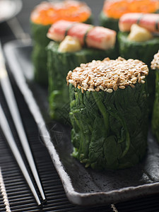 3个流体白菜 3个有路雪蟹寿司海鲜芝麻生产盘子蔬菜食品美食鱼子筷子图片