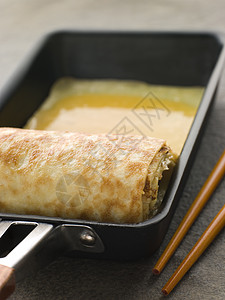 卷 在一个广场煎锅食物大石烹饪素食者玉子食品筷子平底锅美食图片