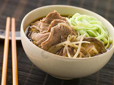 用菠菜拉面面面条煮热和酸牛肉汤食物汤类牛肉筷子食品菠菜拉面鱼片美食肉汤图片
