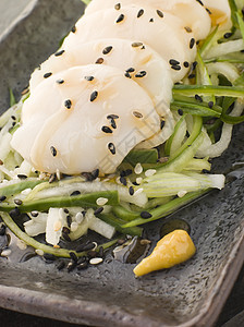 黄瓜和芝麻沙拉的Sashmi鱼片扇贝种子海鲜毛利潜水食物生产沙拉食品图片