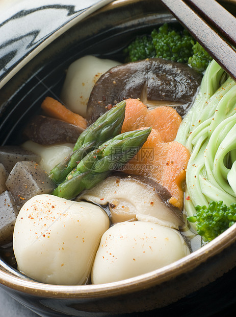 配有蔬菜和菠菜面条的鱼球炖锅汤类萝卜美食食品食物鱼丸花盆大石生产酱油图片