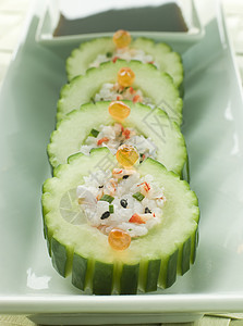 黄瓜寿司卷 配有龙虾和大豆美食盘子调味品生产食物小龙虾食品鲑鱼子鱼类酱油图片