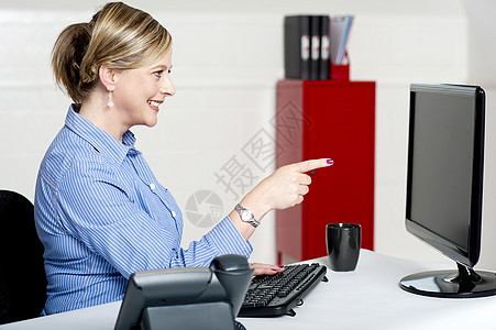 商业妇女指向计算机屏幕女性键盘秘书电话金融电脑人士经理女士机动性图片