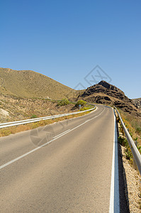 荒沙漠道路爬坡上坡岩石乡村砂岩小路旅行沥青干旱风景图片