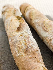 两支法国棍棒美食食物酵母食品食谱烘烤厨艺砧板烹饪面包图片