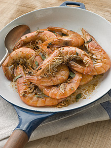 以意大利面糊煮的地中海大虾烹饪精神平底锅种子海鲜美食甲壳小菜厨艺茴香图片